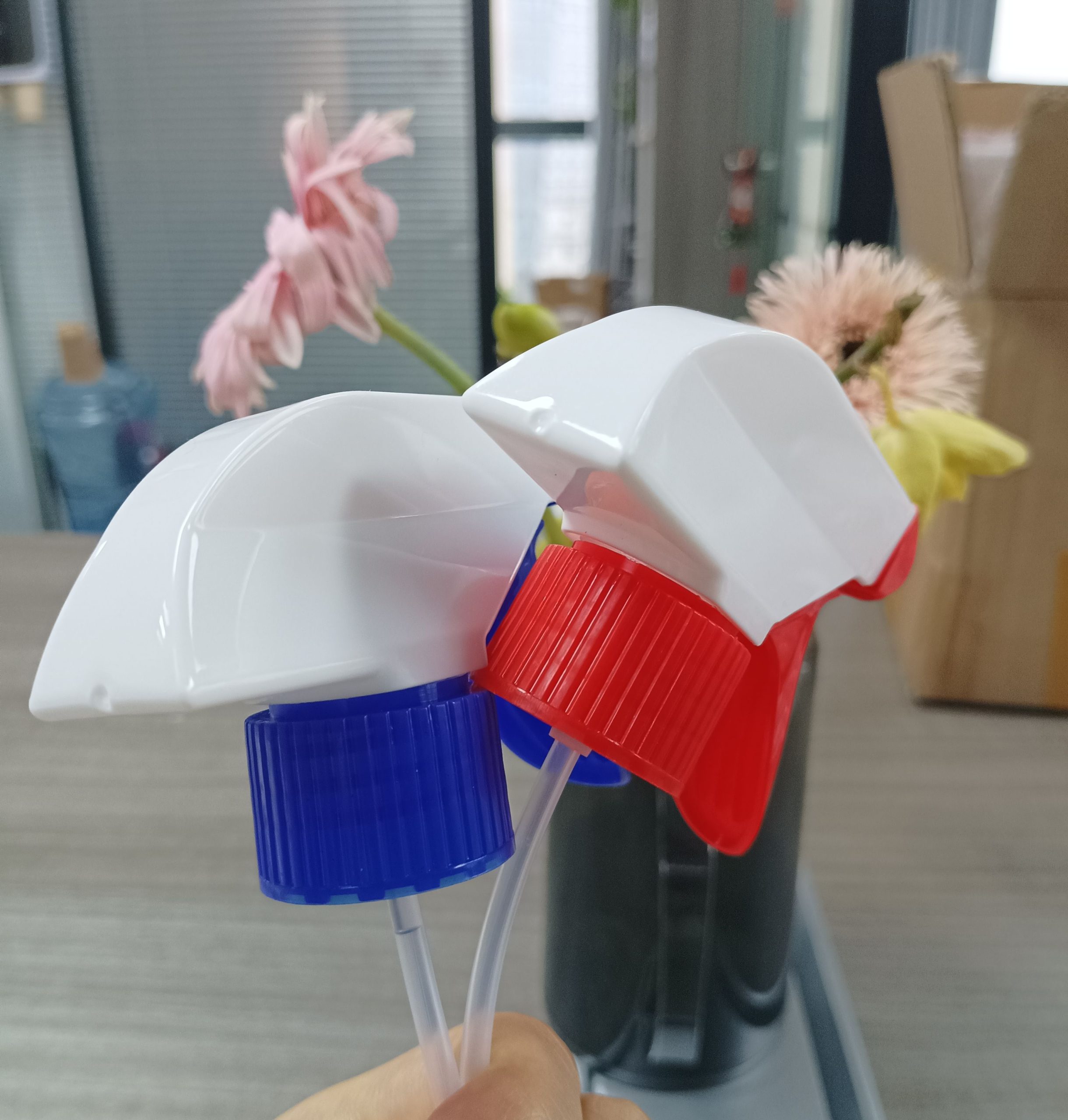 Trigger Pump Sprayer White/Pink Color 28mm 0.85cc Dosage - Image 3