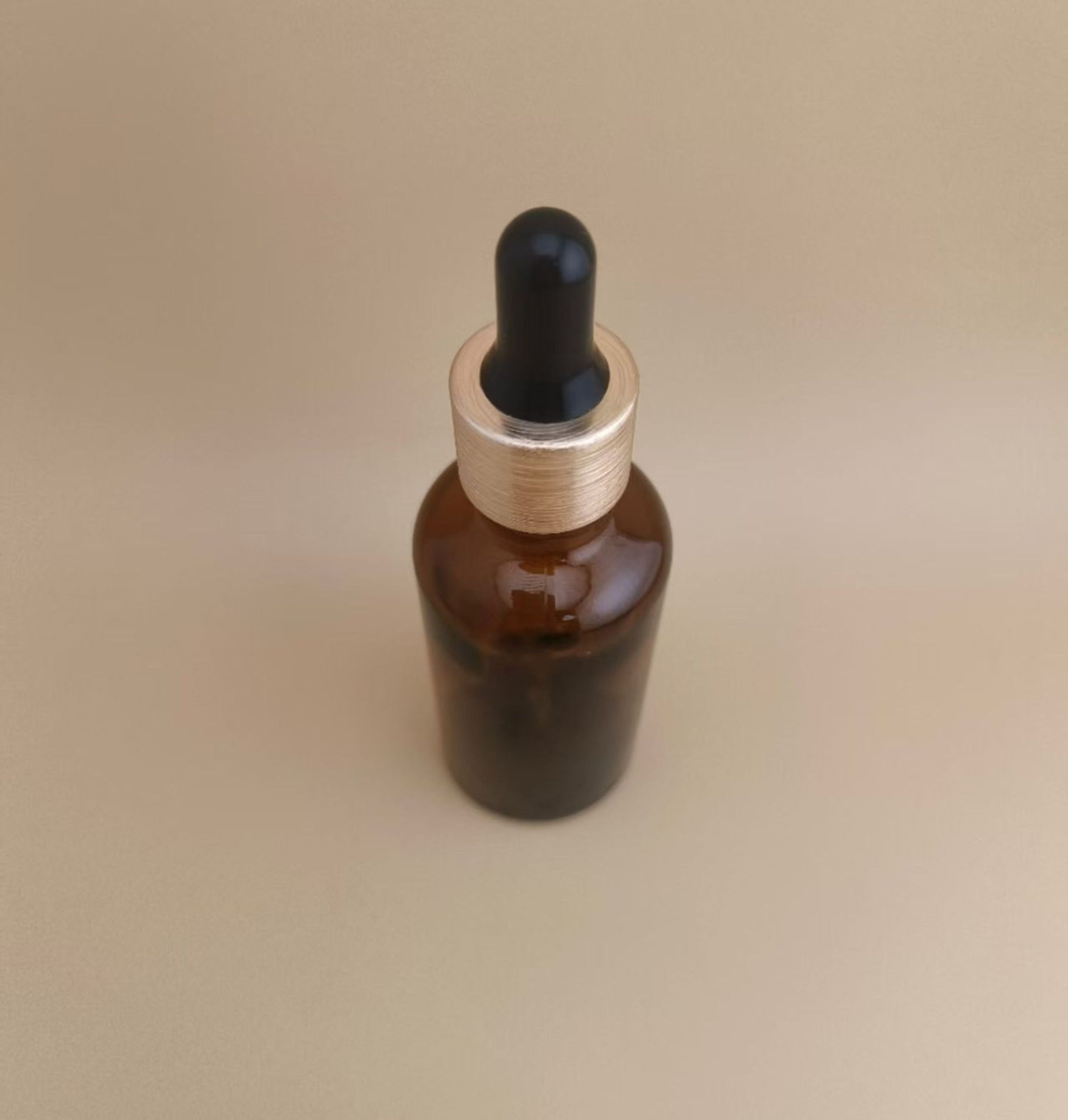 Delicate Design Medium Clear Brown Smooth Round Dropper Bottle for Skincare - Image 4